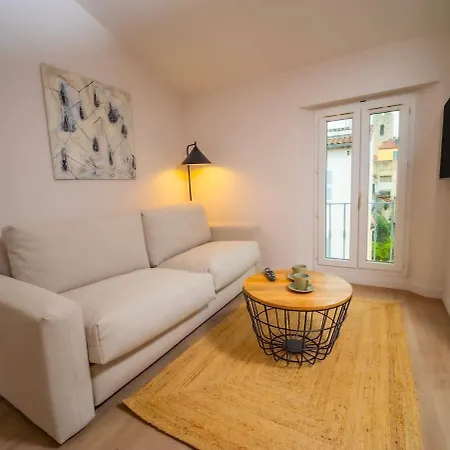 #402 Heart Of Vieil - Place Nationale-high-end Newly Renovated & Furnished Apartment