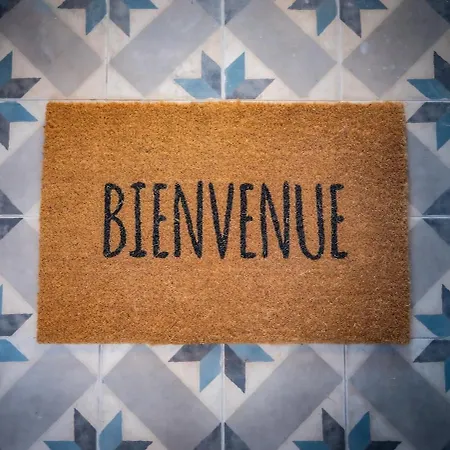 #402 Heart Of Vieil - Place Nationale-high-end Newly Renovated & Furnished Daire
