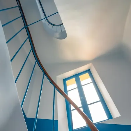 #402 Heart Of Vieil - Place Nationale-high-end Newly Renovated & Furnished Apartment *